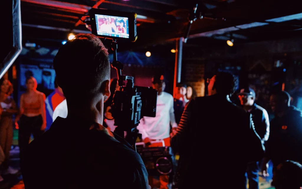 Vidéaste filmant le tournage d’un événement. Présentation d’une solution technique pouvant être mise à disposition